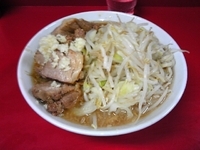 「小豚（麺少なめ固め・ニンニク）」@ラーメン二郎 西台駅前店の写真