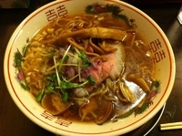 「旨味正油らーめん （肉そば, 中太ちぢれ） （680円）」@麬にかけろ 中崎壱丁 中崎商店會1-6-18号ラーメンの写真