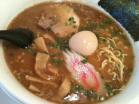 「濃厚魚介しょうゆ（700円）―雨の日割引（100円）=600円」@ラーメン190（いくお）の写真