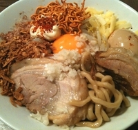 「特製まぜそば並950円全増し」@ジャンクガレッジ 東京ラーメンストリートの写真