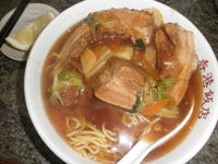 「特製角煮ラーメン+フルーツ 「780円+サービス」」@香港飯店の写真