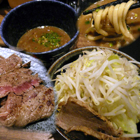 「つけめん  500円（ヤサイマシ/プレオーペン価格）+ 牛ステー」@ラーメン燈郎の写真