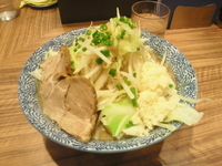 「らーめん（ヤサイ,ニンニクまし）（プレオープン価格500円）」@ラーメン燈郎の写真