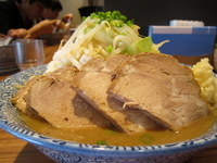 「ラーメン（ヤサイ、ニンニク）プレオープン500円、豚2枚100円」@ラーメン燈郎の写真