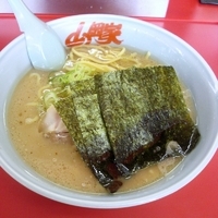 「醤油ラーメン 590円+中盛 100円」@ラーメン山岡家 阿見店の写真