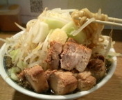 「ラーメン（野菜チョイ増し・ニンニクちょっと）550円+豚券100」@らーめん こじろう526 日暮里店の写真