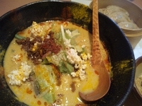 「黄担々麺･蒸し餃子(ｸ-ﾎﾟﾝ)\850」@四川担々麺荘 彩たまやの写真