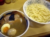 「チャーシューつけ（中、ねぎ抜き）＋味玉、980円＋サ扱い」@七福神 池袋店の写真