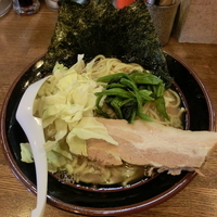 「豚骨醤油らあめん・中（750） ※麺硬め 味普通 油多め」@らあめん 寸八 総本店の写真