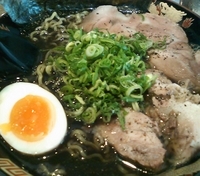 「鯵しょうゆBLACK」@俺らラーメン ちょもらんまの写真