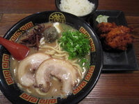 「釜炊きとんこつラーメン+からあげセット(880円)」@釜炊き豚骨ラーメンきら星 満天の写真