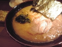 「ラーメン大盛＋ライス＋サービストッピング（薬味ねぎ）」@梅家〜舎弟〜の写真