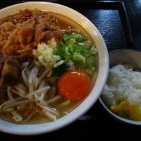 「元気肉玉そば８００円にんにく＋コロチャーシュー１５０円＋半ライス」@俊麺元気の写真