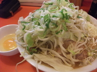 「ラーメン豚入り（ヤサイカラメニンニクネギ）＋生卵（無料）」@ちばからの写真