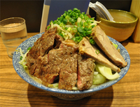 「らーめん（野菜増し・ニンニク無し）＋ステーキ（トッピング）」@ラーメン燈郎の写真
