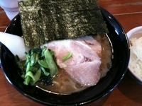 「チャーシュー麺＋小ライス（￥750＋ランチサービス）」@湘南家の写真