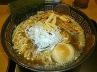 「２年１組（濃厚醤油らぅ麺＋味玉） ￥800」@らぅ麺 ガラ喰楽学校 大宮店の写真