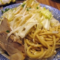 「汁なし油そば（ヤサイニンニク）…500円【プレオープン】」@ラーメン燈郎の写真