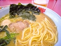 「醤油らーめん（590円）＋大盛り＋ビール＋味付け玉子」@山岡家 柏店の写真