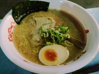 「豚骨醤油らーめん」@新潟秘蔵麺 無尽蔵 西武ドーム店の写真