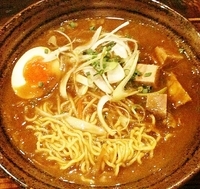 「加哩らーめん750円紙エプロン付」@中華麺家 まんまるの写真