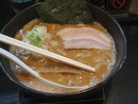 「赤の麺（太麺）+替え玉」@麺の坊 晴レル屋 総本店の写真