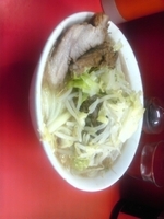 「小豚（麺少な目・野菜・にんにく・からめ）700円」@ラーメン二郎 三田本店の写真