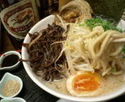 「豚骨らーめん（極太麺）６５０円」@丸直の写真