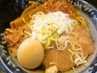 「油そば（小）（７００円）＋燻玉（１００円）」@兎に角 松戸店の写真