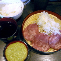 「牛タンスモークわざびとろろざるらーめん 680円」@らーめん万代 浜松町店の写真