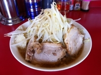 「ラーメン並＋ぶた（麺少、ヤサイチョイマシ、ニンニク、カラメ）」@ドン-キタモトの写真