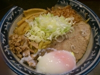 「油そば（小盛）￥700＋温玉￥100＝￥800」@兎に角 松戸店の写真