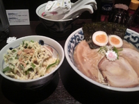 「豚骨魚介東京駅らー麺＋肉チーズご飯」@東京駅 斑鳩の写真