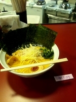 「とんこつ塩らーめん（麺硬め/油多め/味普通）+やきのり」@成すけの写真