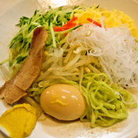 「冷やし中華￥４００（替え玉無料）　＋　味玉￥５０」@博多天神 新宿御苑店の写真