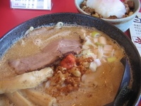 「白味噌らーめん＋ネギチャーシュー丼（ランチセット）」@北海道らーめん奥原流 久楽 高崎店の写真