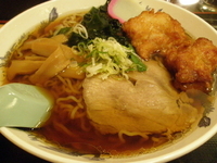 「ラーメン（380円）＋大盛り（30円）＋唐揚げ（120円）」@梅もと 多摩川店の写真