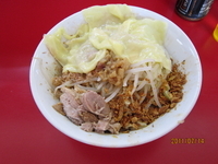 「マゼソバ(大)850円、スライスチーズ3枚150円」@ジャンクガレッジ 東大宮店の写真