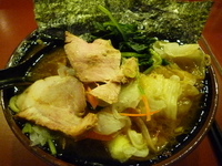 「ラーメン（630円）＋野菜畑（40円）」@家系総本山 ラーメン吉村家の写真