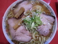 「自家製焼豚メン（麺硬め）＋大盛り（＋半ライス）」@まるめん さむらいの写真