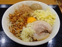 「まぜそば中（850円）＋味玉（100円）ニンニクチーズ」@ジャンクガレッジ イオン北戸田店の写真