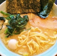 「ラーメン580円硬め、ごはん（ランチ無料）」@横浜家系ラーメン じゃん家の写真