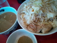 「つけ麺 まぜ魚粉 ヤサイ 玉ネギ ニンニク少し」@用心棒 本号の写真