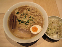 「中華そば（並盛）＋くめじまの島唐辛子」@つけそば 周の写真