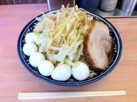 「ミニラーメン＋ウズラ（ニンニク、カラメ）」@魔人豚の写真