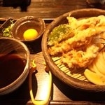「鶏ささみ天うどん＋黄身＋ごぼう天」@手打うどん 山元麺蔵の写真