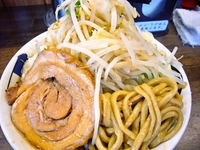 「雷そば・大［ニンニクヤサイマシ］（700円）」@雷 北松戸本店の写真