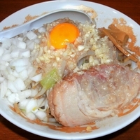 「油めん（800円）＋ニンニク少し多め」@らーめん kaeruの写真