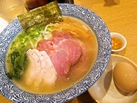 「チャーシュー芳醇香味そば・塩（９００円）＋燻玉（１００円）＋」@麺屋 一燈の写真