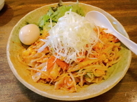 「【夏限定】冷やし炎の辛味噌麺880円＋煮玉子（クーポン券）」@味噌屋 門左衛門の写真